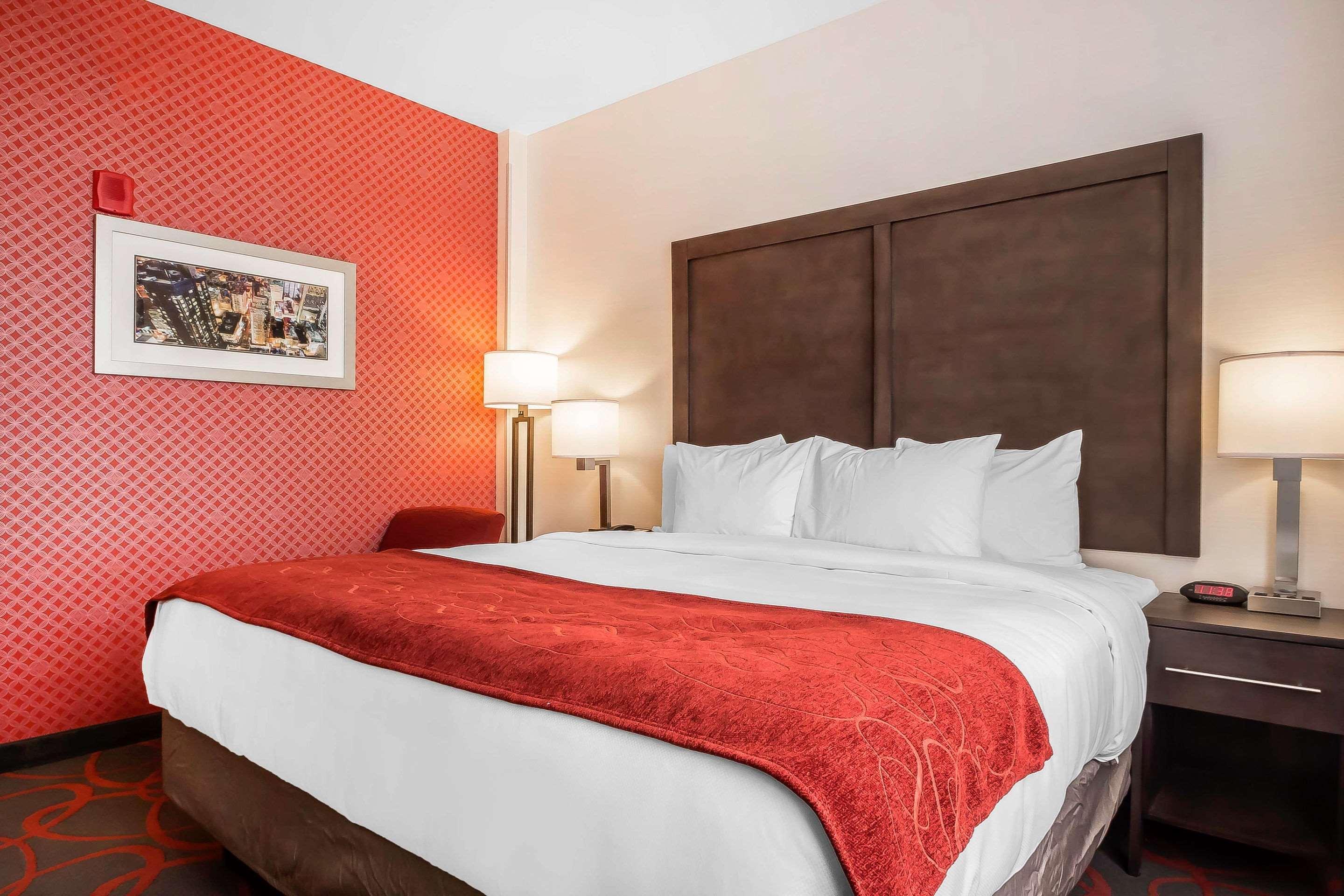 Comfort Inn & Suites Near Stadium Нью-Йорк Экстерьер фото